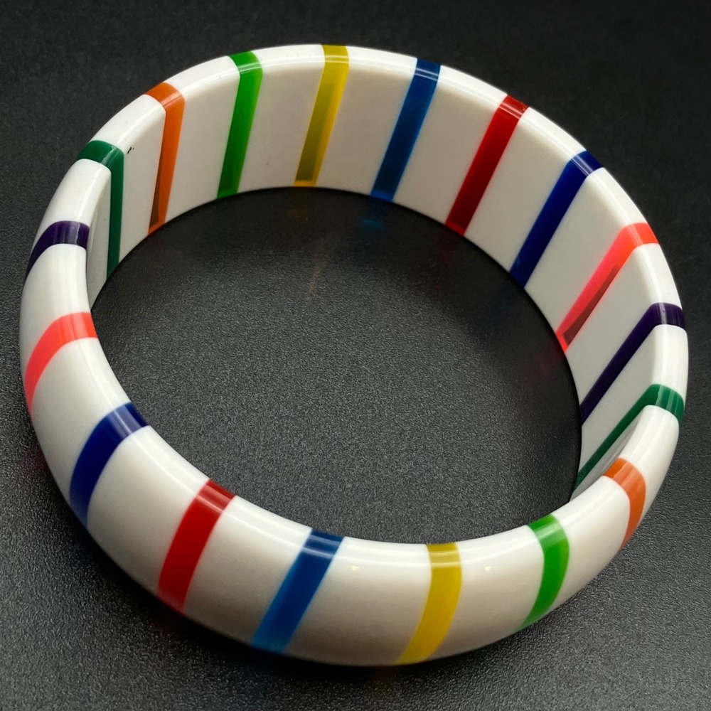 Vintage Bangle Bracelet White Rainbow Multicolor Stripe Chunky Acrylic Size 8.25 - Picture 3 of 6